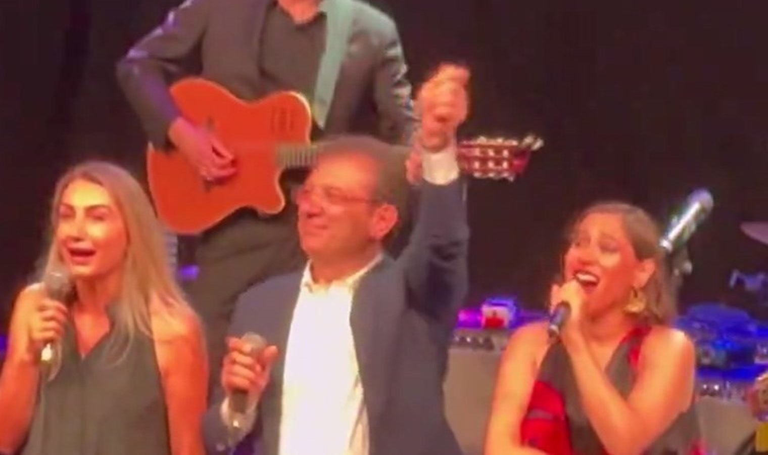 İmamoğlu çifti Pink Martini konserinde ‘Aşkın Bahardı’ şarkısını söyleyip dans etti