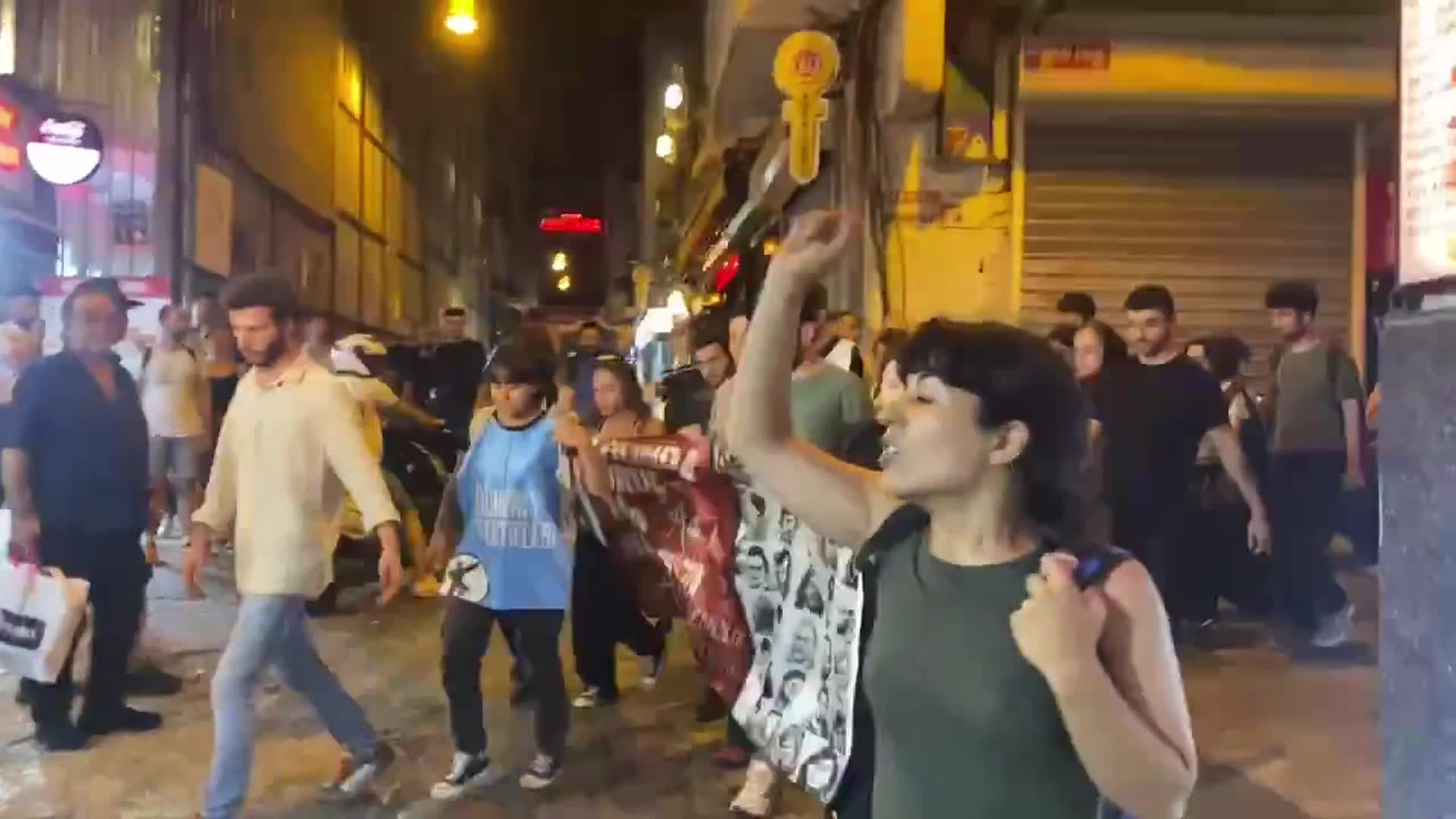 Taksim’de ‘Suruç Katliamı’ eylemine polislerden müdahale: 32 gözaltı